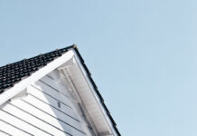 Etapy budowy dachu: na co zwracać uwagę przykrywając konstrukcję budynku