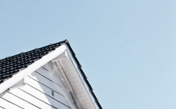 Etapy budowy dachu: na co zwracać uwagę przykrywając konstrukcję budynku