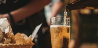 Napoje alkoholowe - jakie są najbardziej popularne w Polsce? Historia i tradycje polskiego piwowarstwa