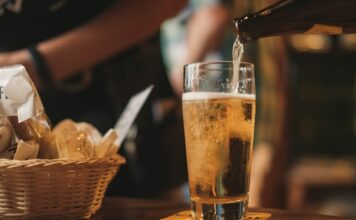 Napoje alkoholowe - jakie są najbardziej popularne w Polsce? Historia i tradycje polskiego piwowarstwa