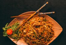 Tradycyjne dania z kuchni chińskiej - jak je przygotować w domu?
