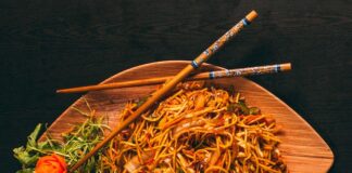 Tradycyjne dania z kuchni chińskiej - jak je przygotować w domu?