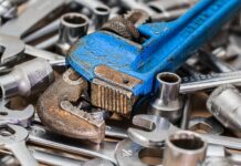 Z jakim momentem dokręcać świece zapłonowe?