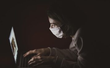Jaka powinna być odległość projektora od ekranu?