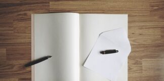 Jak wyświetlić obraz z telefonu na projektorze?
